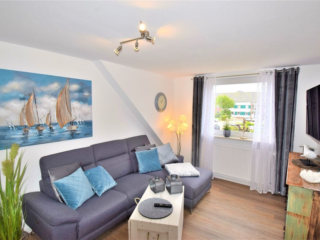 Wohnzimmer mit großer Couch und Fernseher