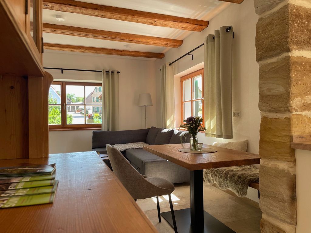 Esstisch und Wohnzimmer