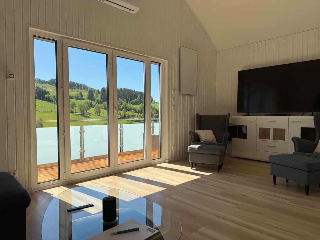 Wohnzimmer mit Blick auf die Landschaft