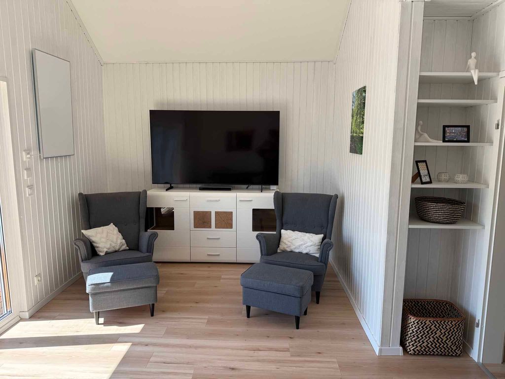 Wohnzimmer mit 75 Zoll-Fernseher