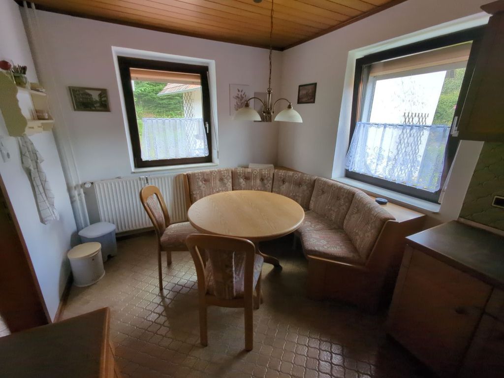 Gemütliche Sitzecke in der Küche mit Blick in Hof und Garten