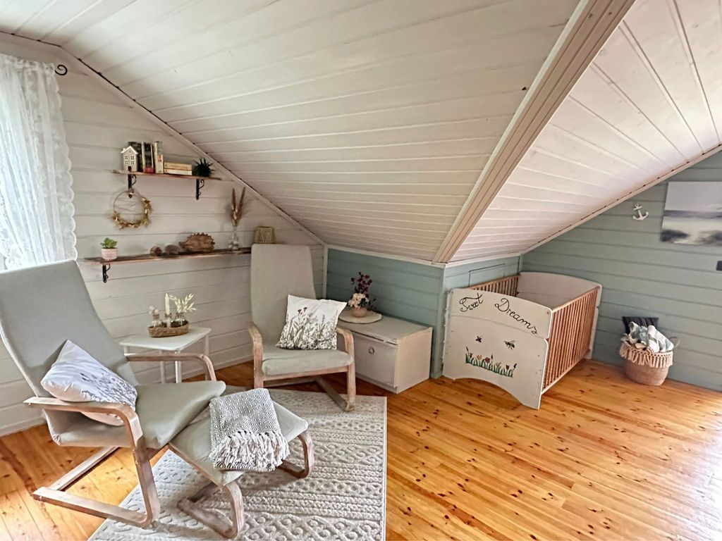 Wohn-Schlafraum, Sitzecke mit Kinderbett