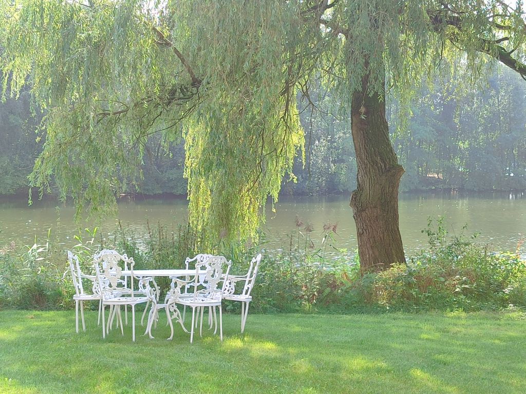 gemütliche Sitzecke direkt am See