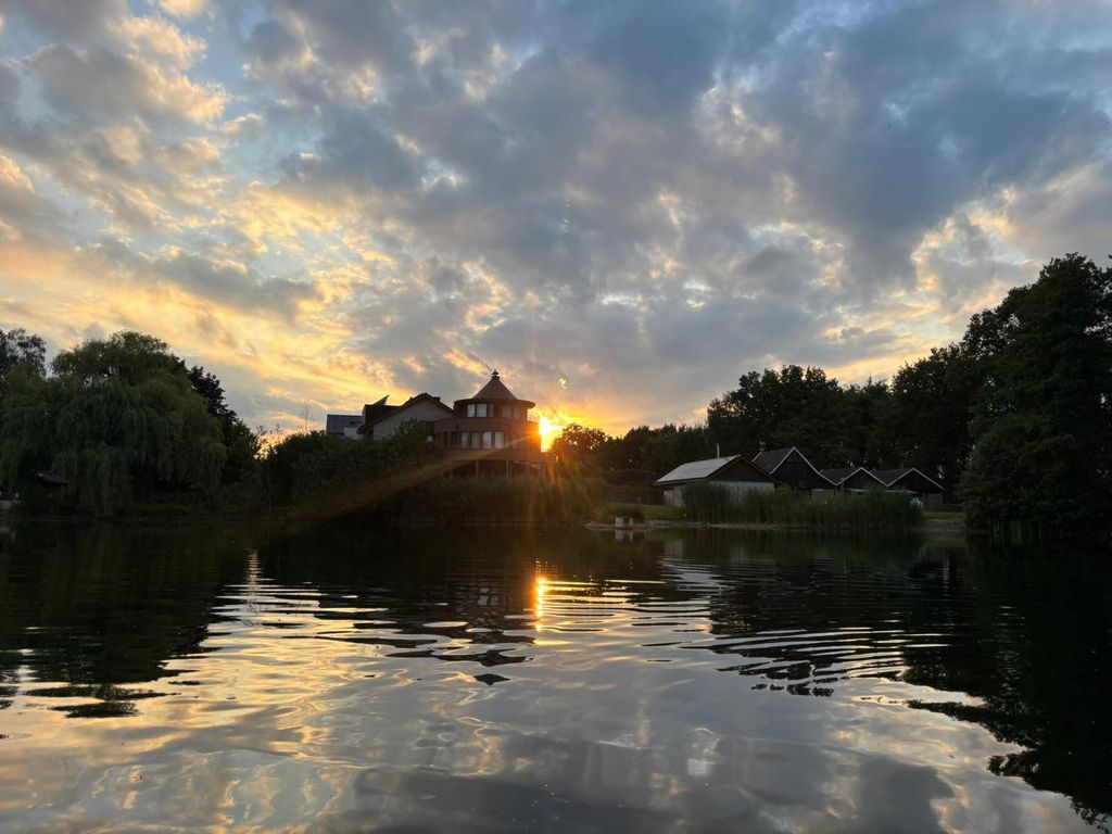 Der See direkt am Hof bietet einzigartige Kulissen und viel Entspannung