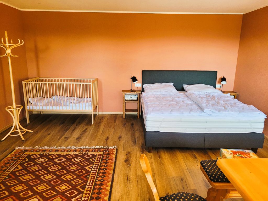 1. OG - Schlafzimmer2 mit Kinderbett