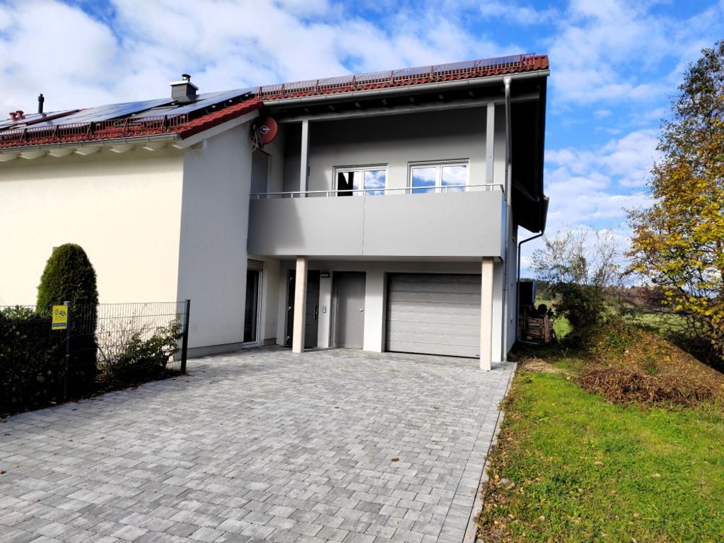 Vorderansicht mit Südbalkon und Parkgelegenheit