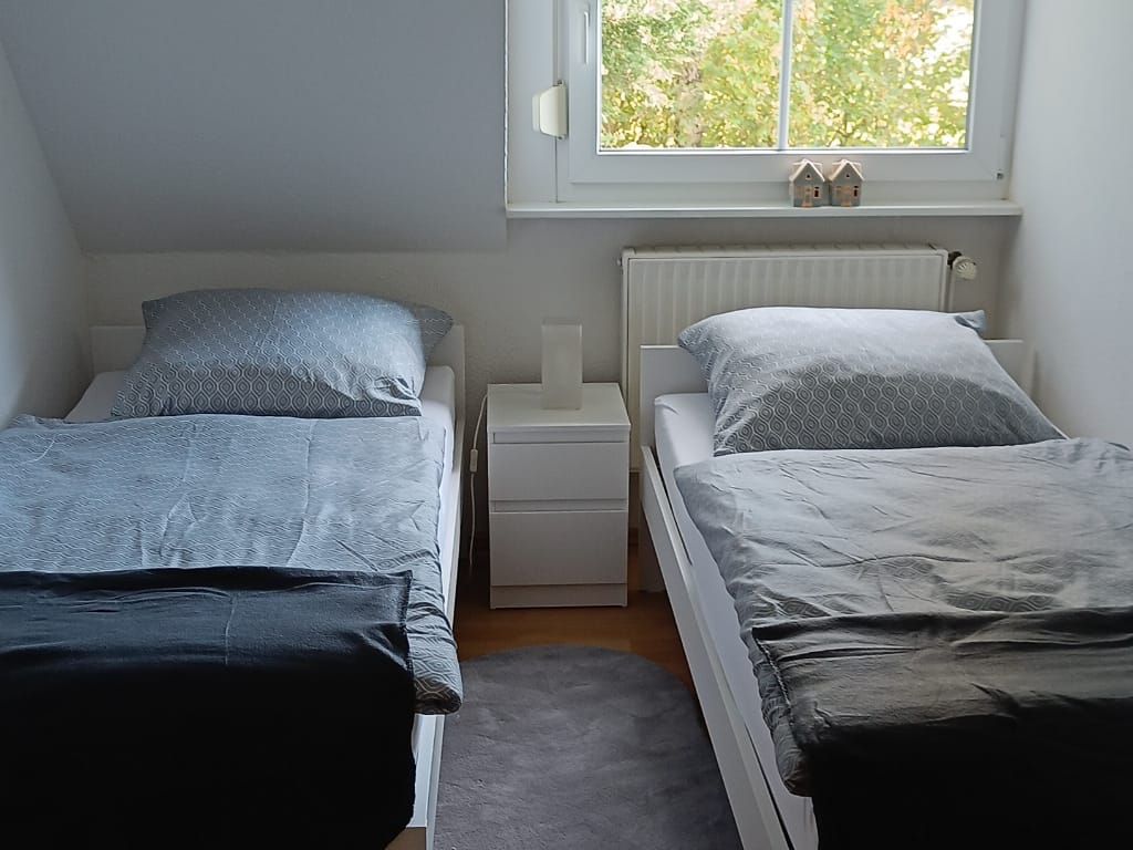 Schlafzimmer mit Einzelbetten in der Ferienwohnung am Kleeberg in Lengerich