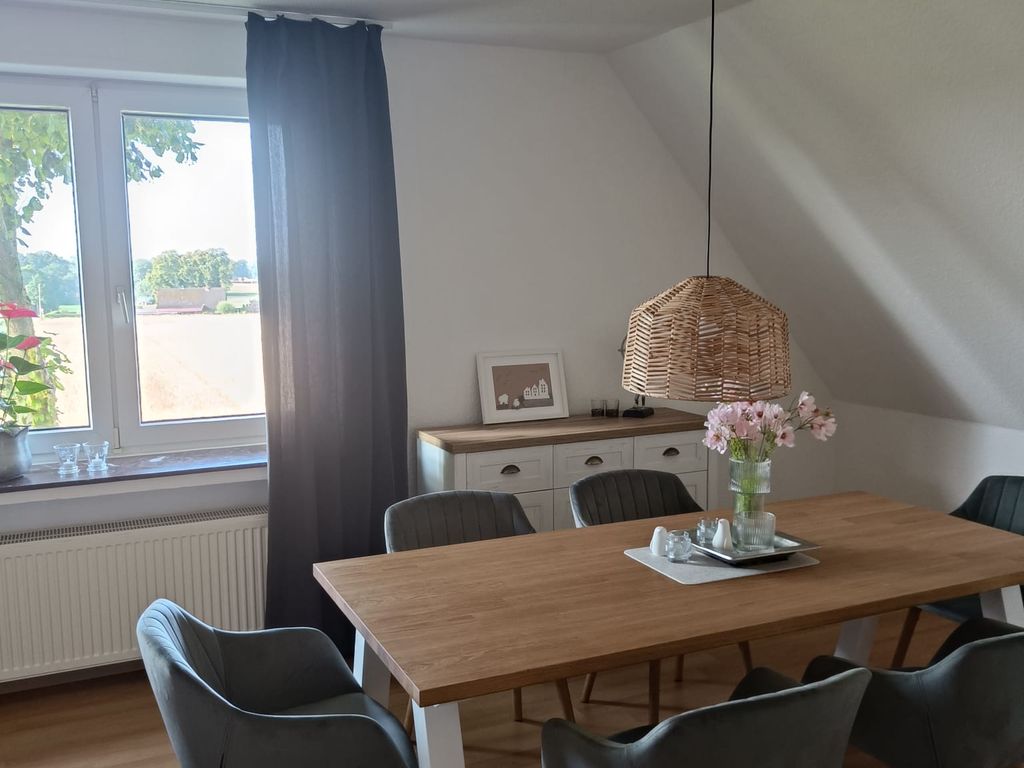 Esstisch im Wohnzimmer der Ferienwohnung am Kleeberg in Lengerich