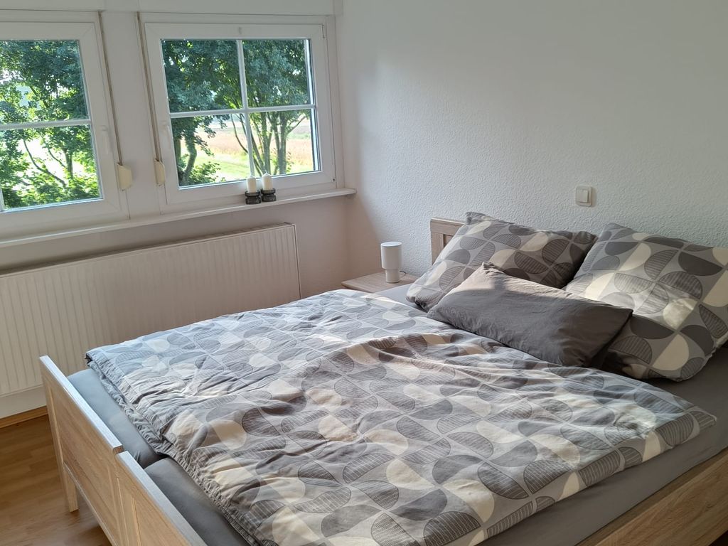 Schlafzimmer mit Doppelbett der Ferienwohnung am Kleeberg in Lengerich