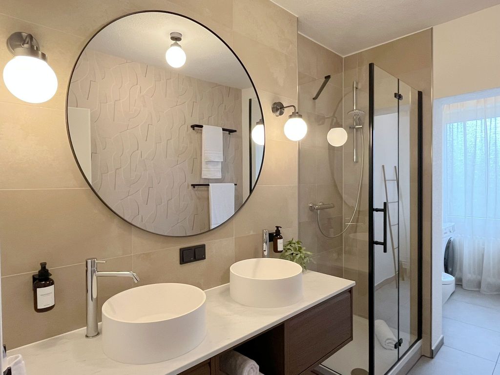 großes Badezimmer mit 2 Waschbecken und großer Glasdusche