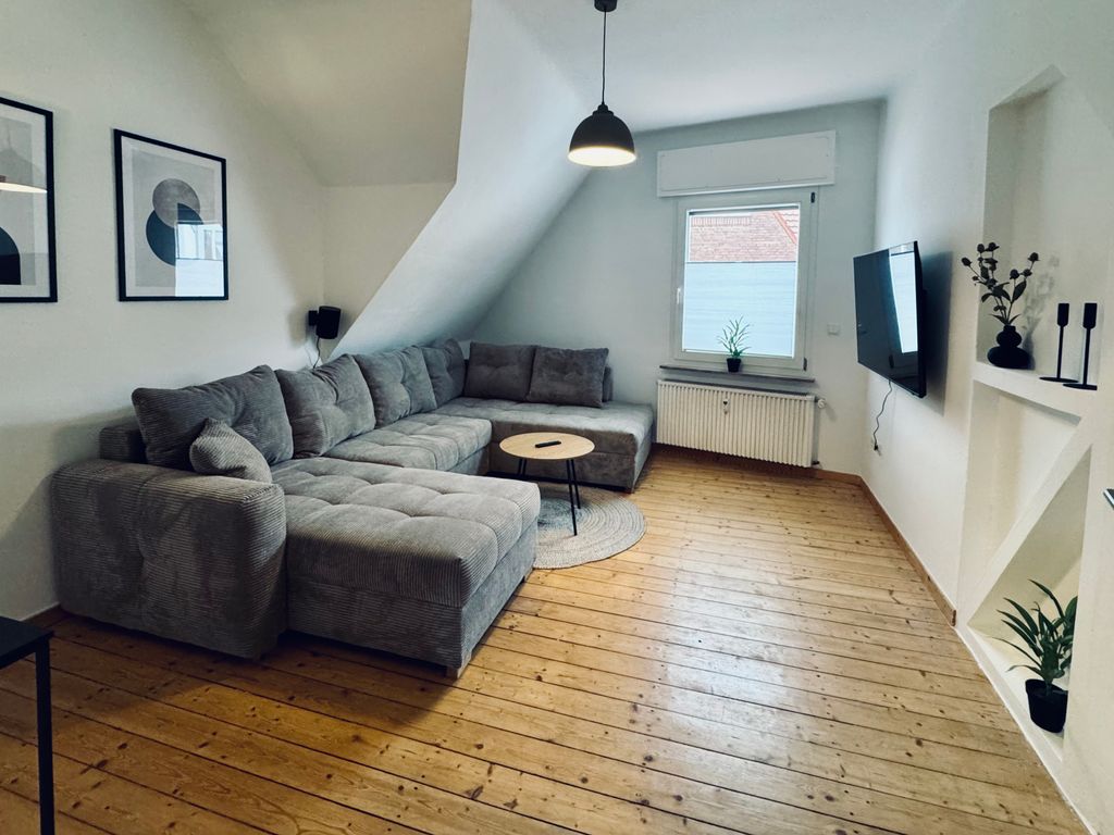 heller Wohnraum mit großem Sofa