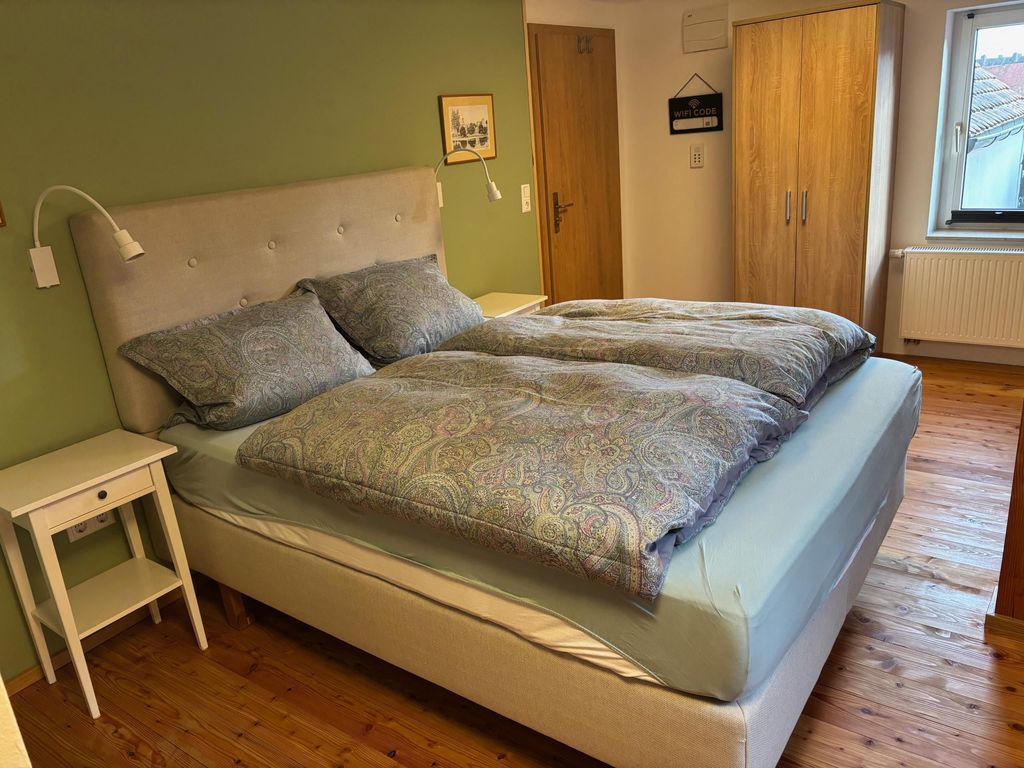 Bett mit Komforthöhe