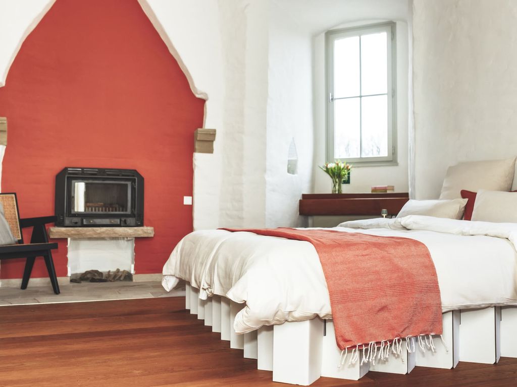 Doppelbett im Pop-Up Hotel im Holkensturm in Borken