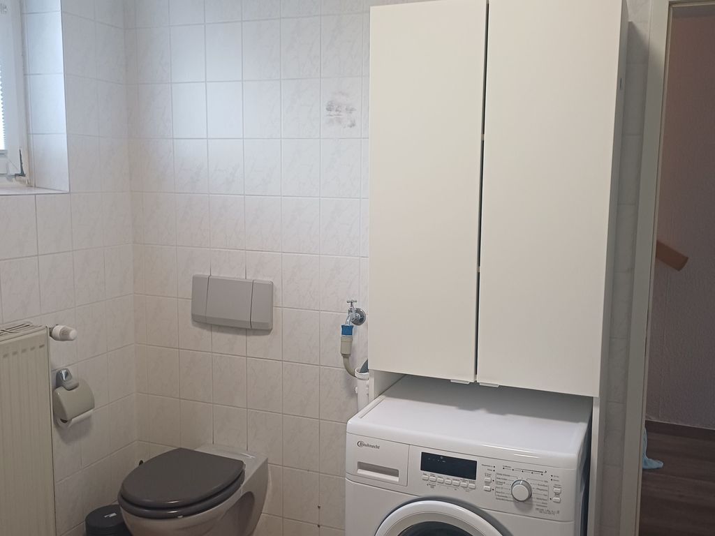 Badezimmer mit Waschmaschine in der Ferienwohnung Weber in Ascheberg