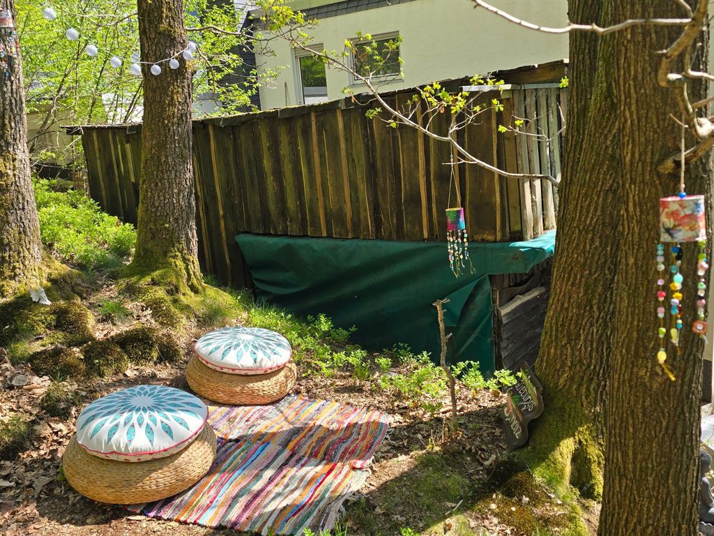 Sitzplatz im Wald hi