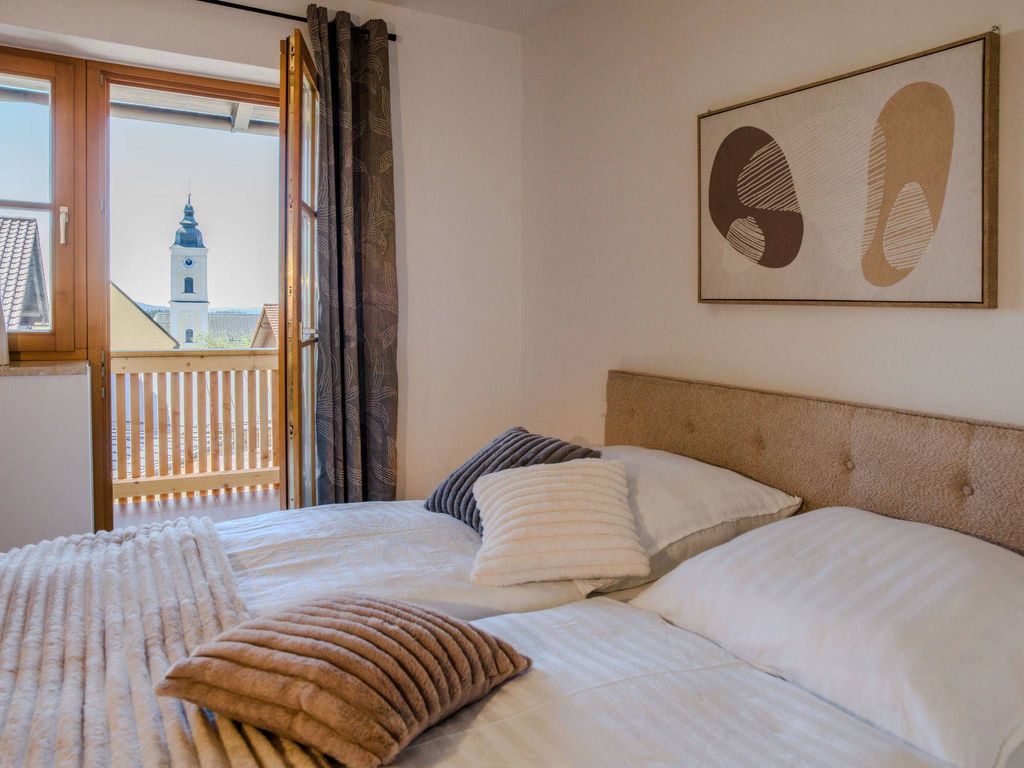 Schlafzimmer mit Balkon, Ausblick Klosterkirche