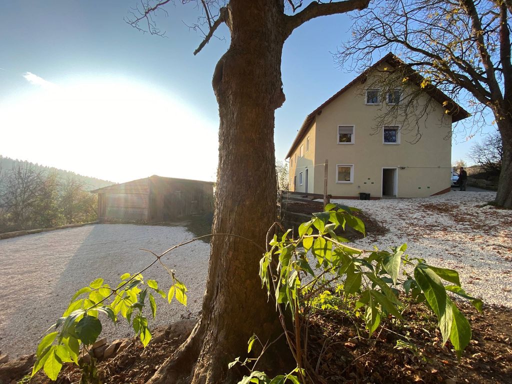 Haus und Parkfläche