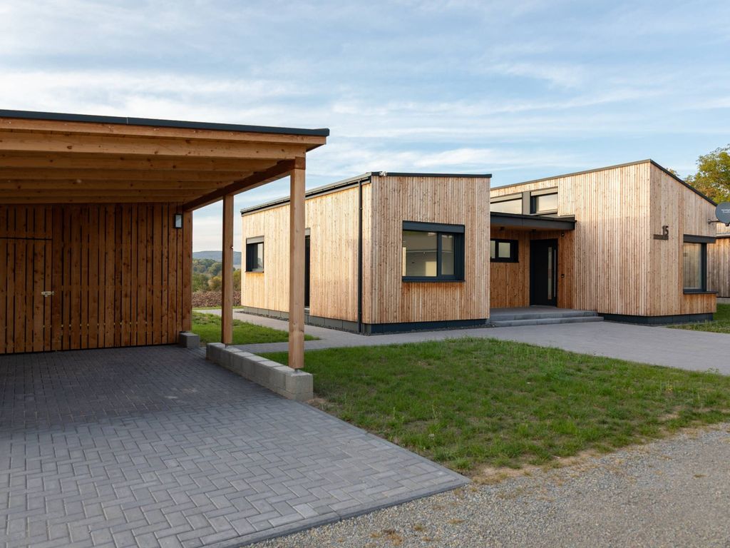 Außenansicht mit Carport