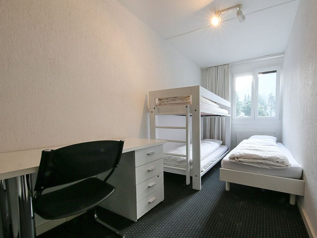 Zusatzzimmer mit Lavabo mit Verbindungstüre zu Doppelzimmer