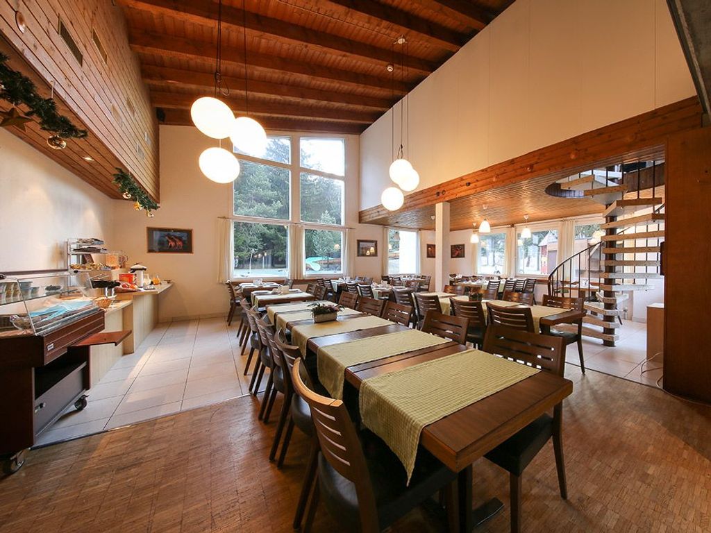 Frühstücksraum mit Wendeltreppe direkt in den 1. Stock