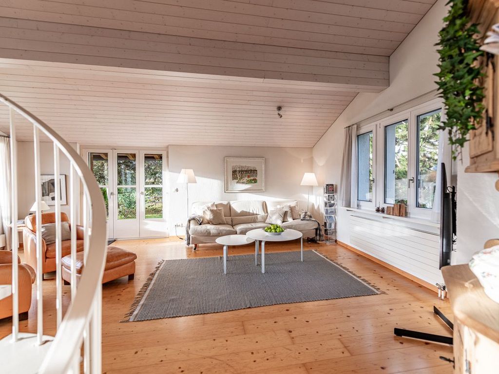 Wohnzimmer mit Sitzgelegenheiten