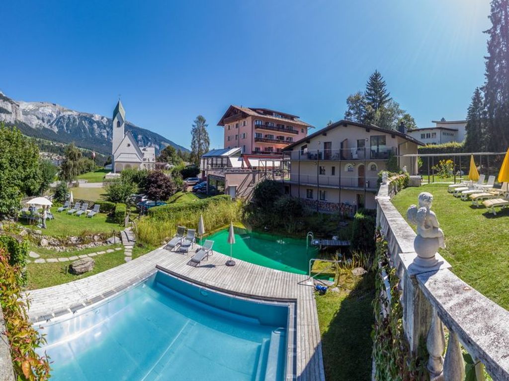 Aussenansicht mit Pool Hotel Cresta Flims