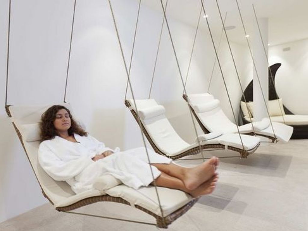Schwebeliegen im Wellnessbereich