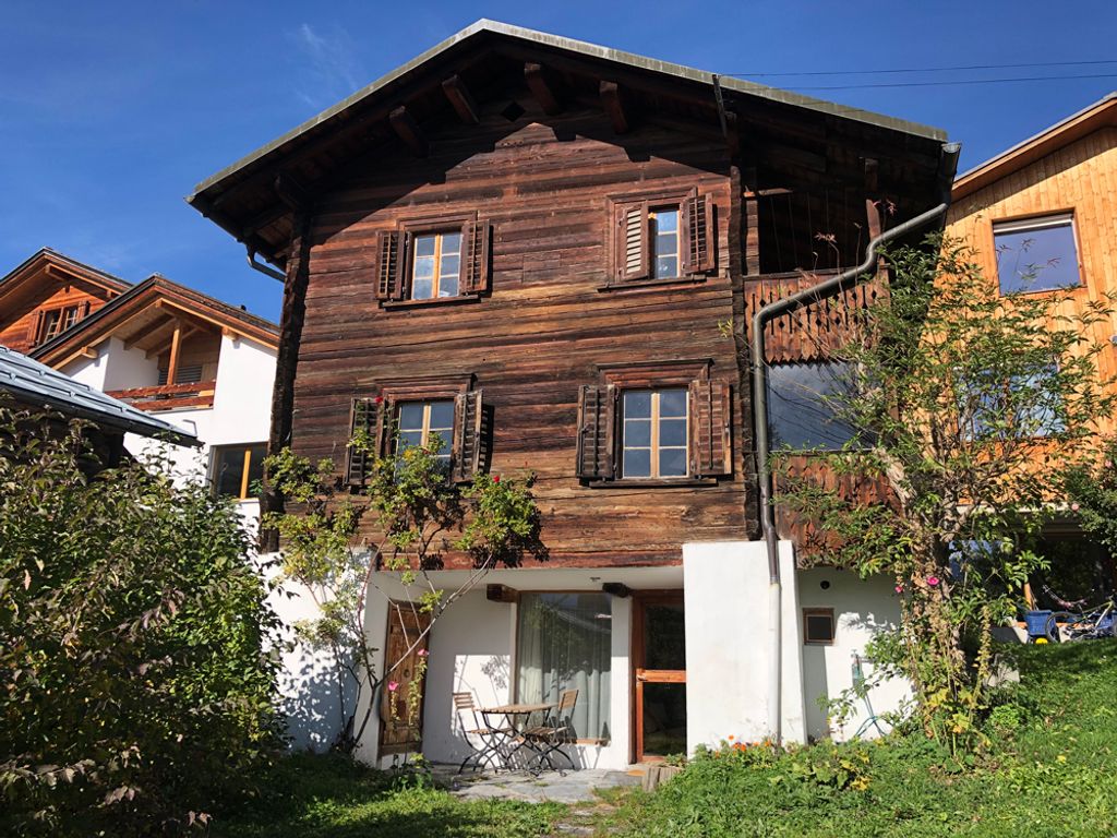 Wunderschöne Einzimmer-Ferienwohnung im Herzen von Flims mit direktem Gartenzugang.