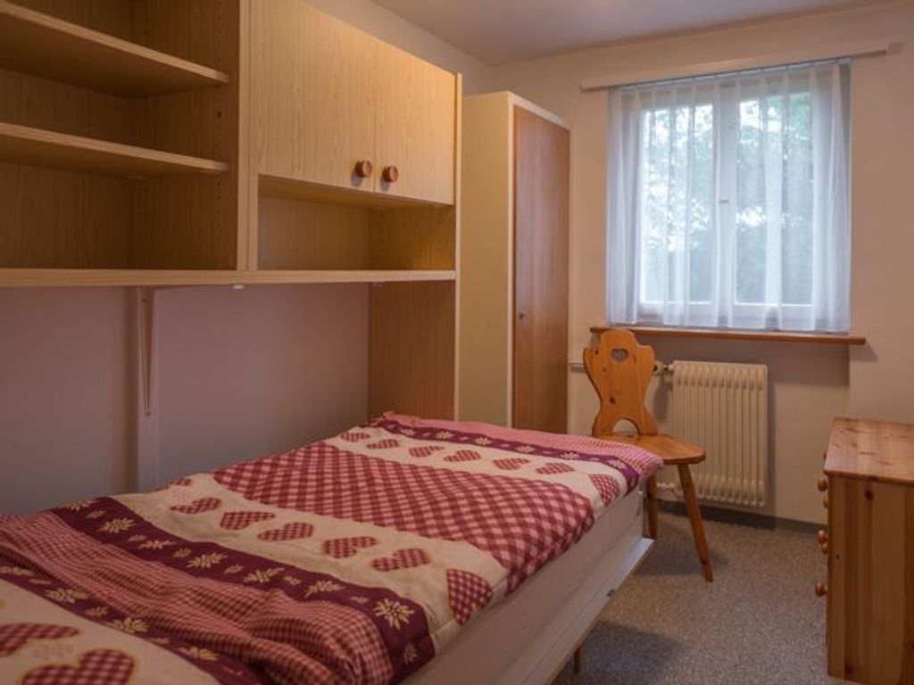 Schlafzimmer mit geschlossenem Schrankbett