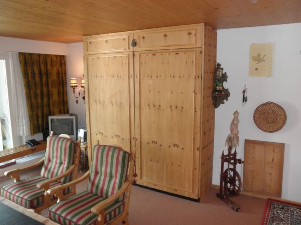 Wohnzimmer mit Schrankbett