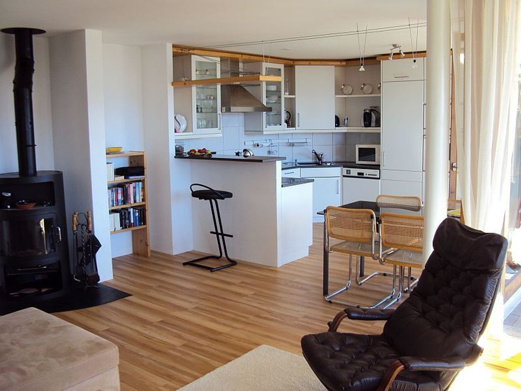 Blick in Wohnzimmer und Küche