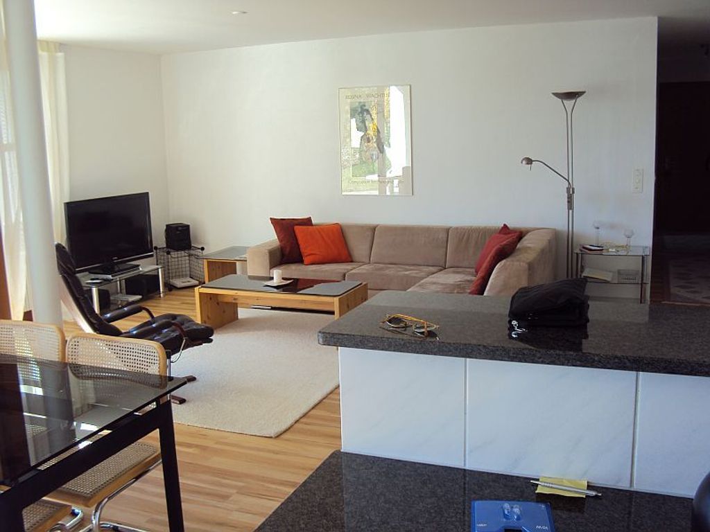 Blick von der Küche ins Wohnzimmer