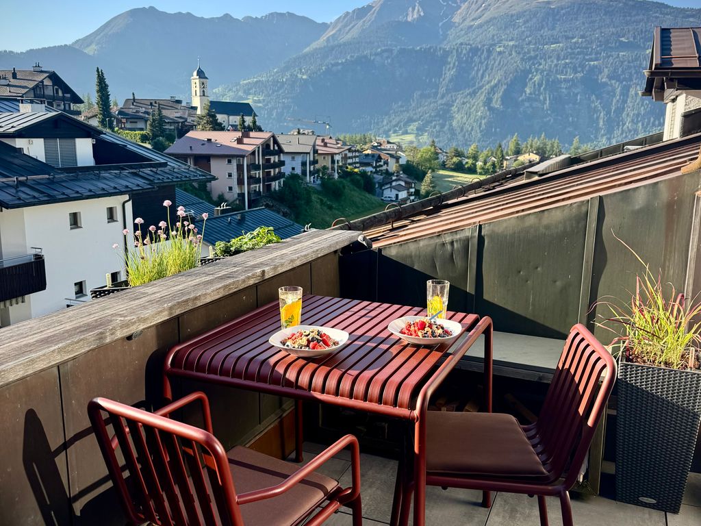 Aussicht von Terrasse mit Aussen-Essbereich