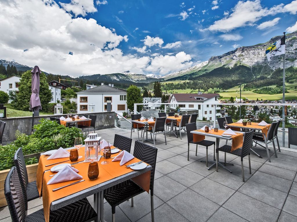 Terrasse mit Unesco Welterbe Sardona