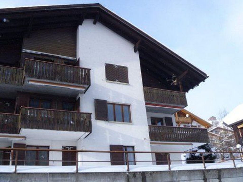 Aussenansicht: im 1. Stock rechts ist unsere Wohnung mit Balkon