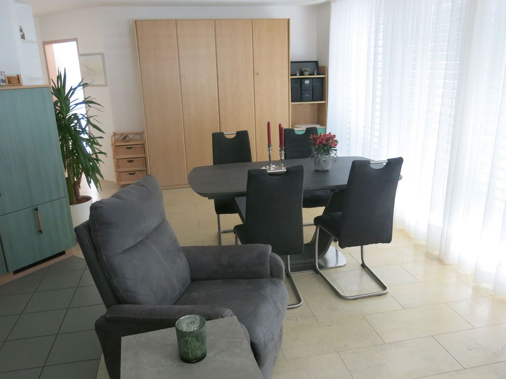 Esstisch mit Bettschrank im Hintergrund