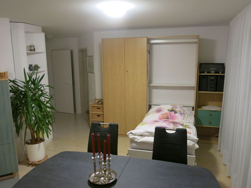 Bettschrank 1/2 geöffnet, 2. Hälfte kann auch aufgeklappt werden. Better immer eingebettet