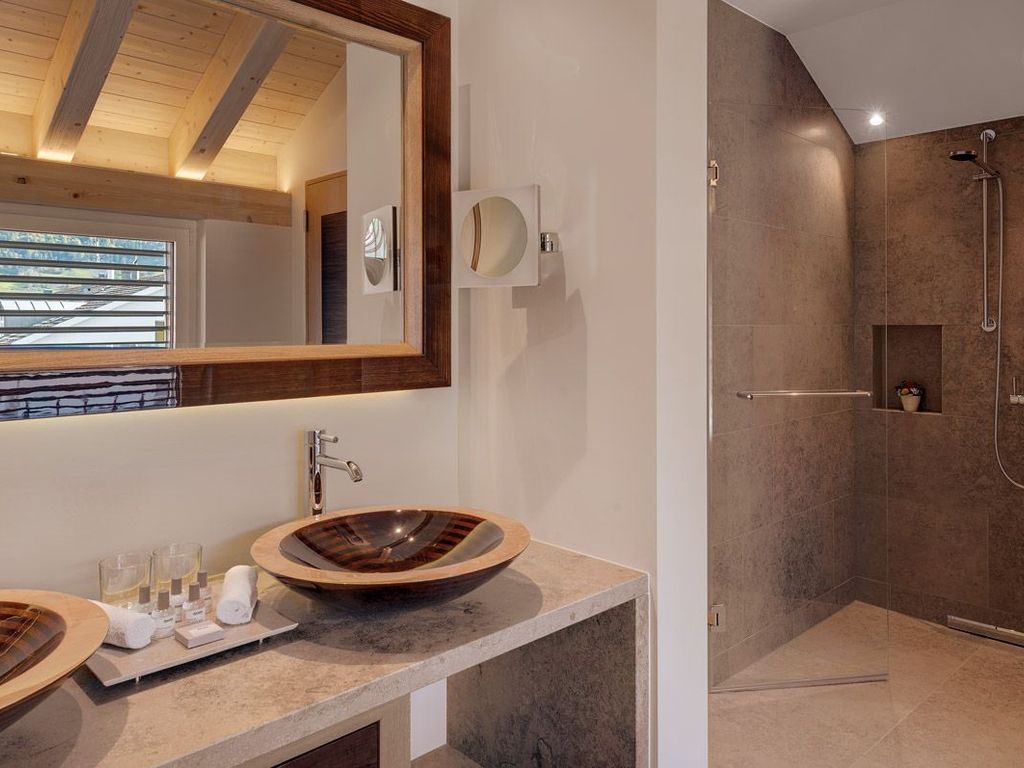 Junior Suite Dusche und Waschbecken