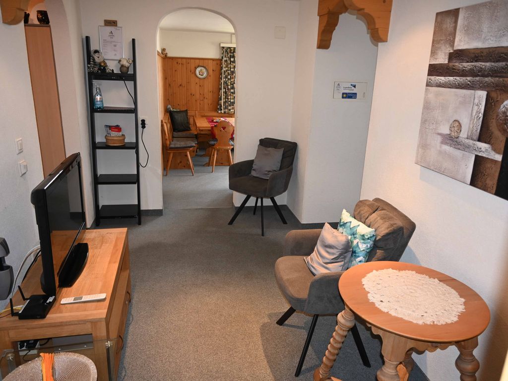 Fernsehraum neben dem Eingangsbereich
