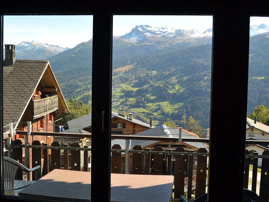 Wohnzimmer mit Balkon