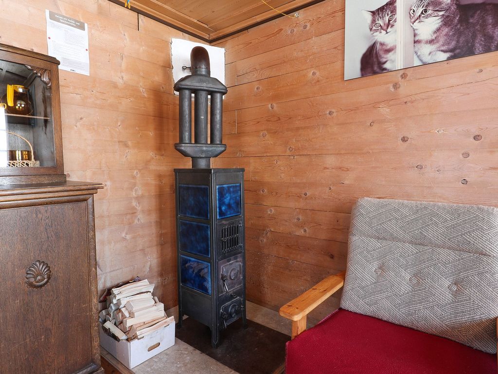 Wohnzimmer mit einem Holzofen