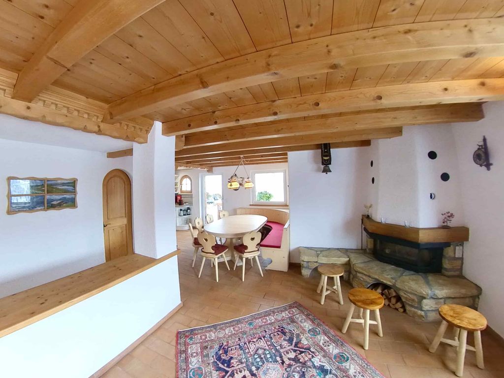 Wohnzimmer mit Cheminée und Essecke