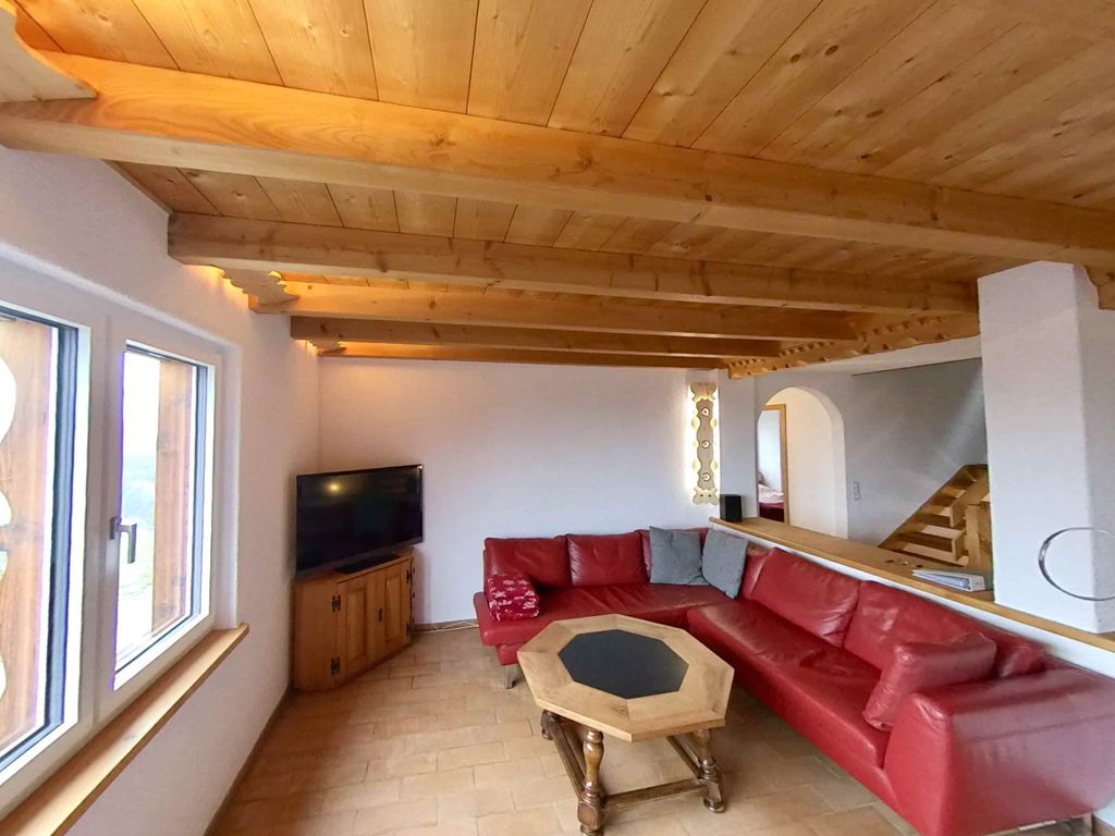 Wohnzimmer mit Panoramafenster und Fernsehecke