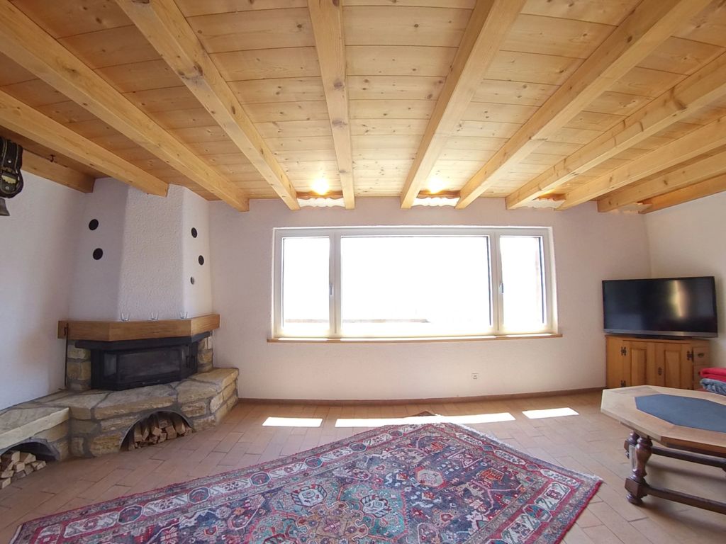 Wohnzimmer mit Cheminee und Panoramablick