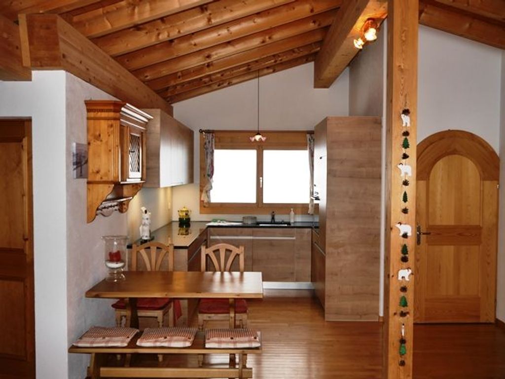 Kitchen with breakfast table