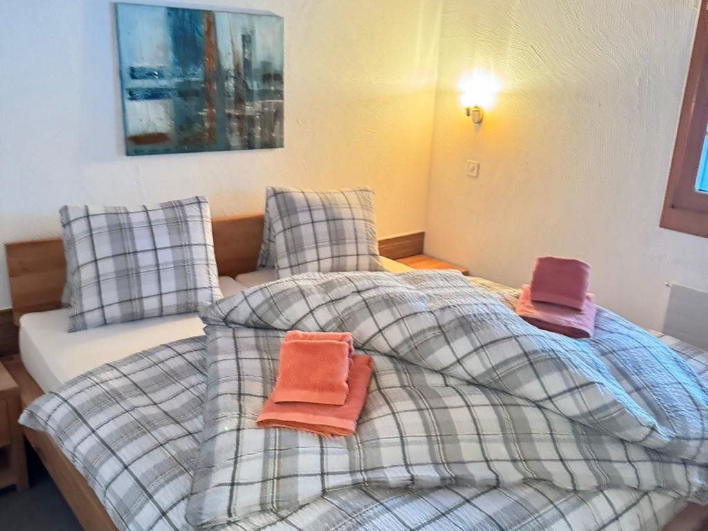 Schlafzimmer mit Doppelbett (zusätzliches Kinderreisebett kann auf Anfrage bereitgestellt werden)