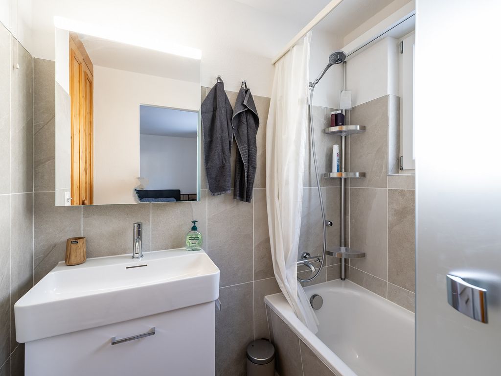 Bad mit Badewanne/Dusche