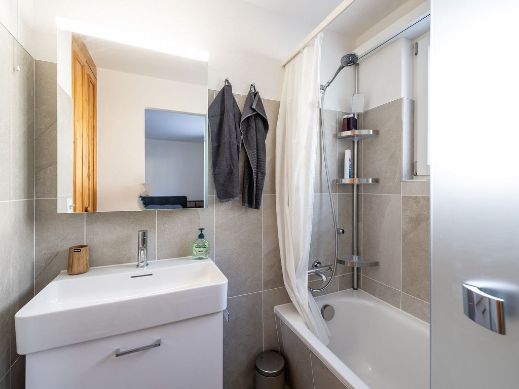 Bad mit Badewanne/Dusche