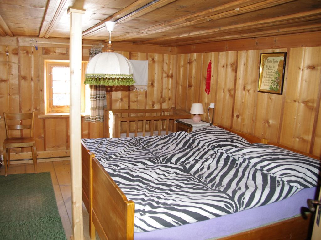 Ferienhaus Altes Walserhaus - Schlafzimmer mit Doppelbett