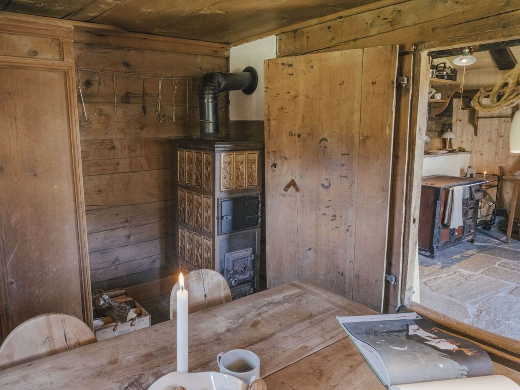 Maiensäss Bächer Hütte - Kachelofen